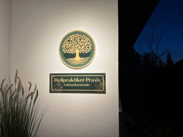 Praxisschild abends