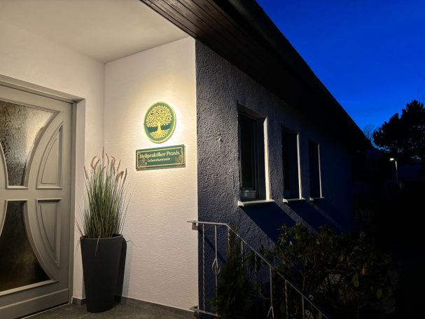 Praxis Eingang abends