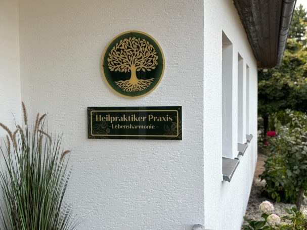 Praxisschild am Eingang